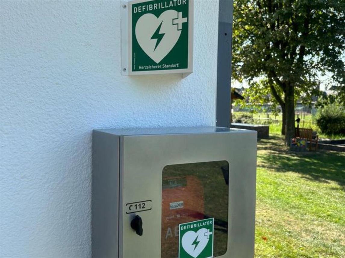 Der neue automatisierter externer Defibrillator in Oemrten. Foto: privat