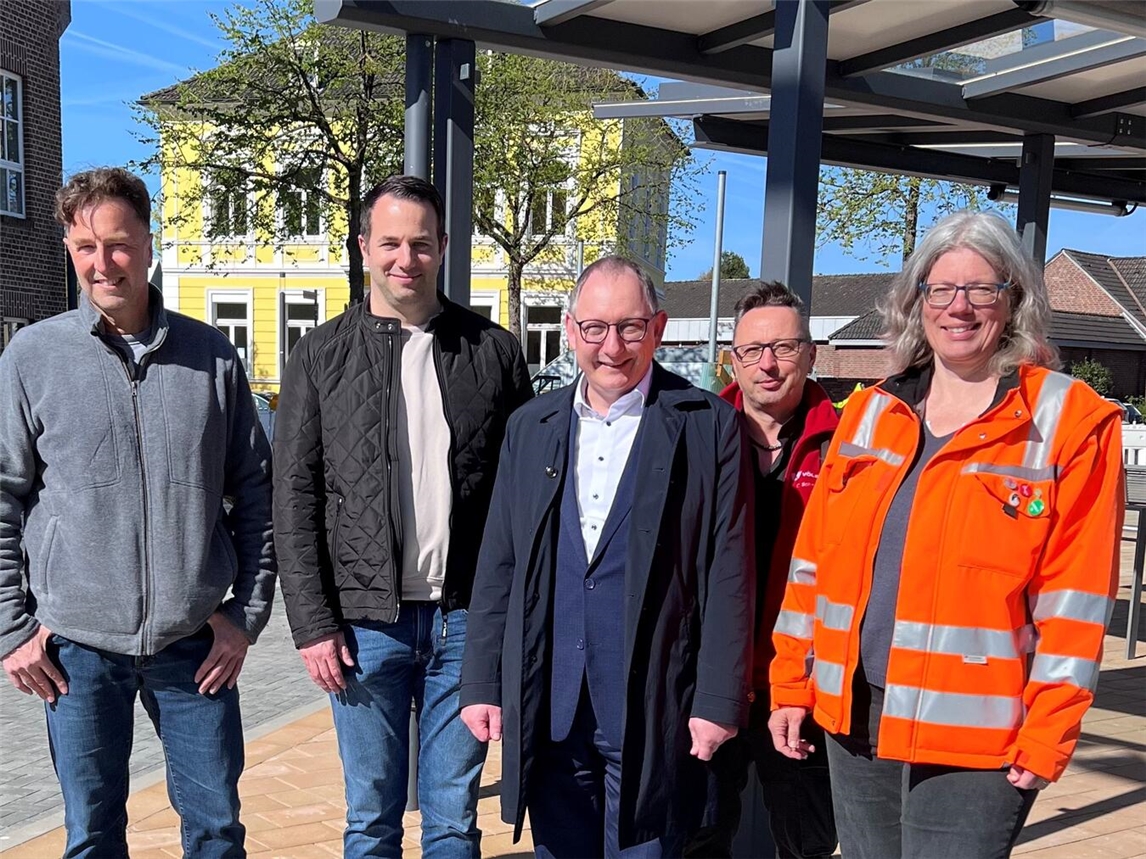 "Einweihung des neuen Busbahnhofs in Rees mit Geschäftsführern und Bürgermeister; Betriebsstart am 13. April."