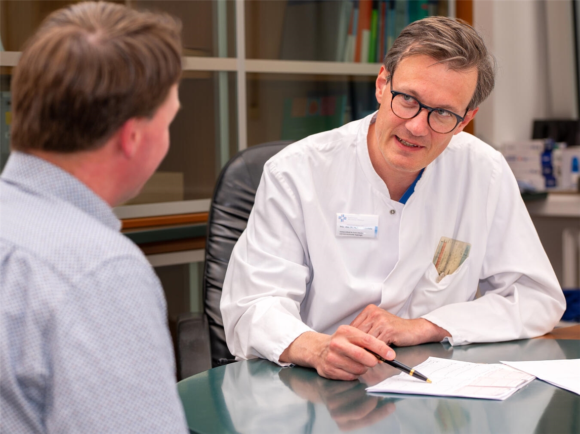 "Chefarzt Martin Steinmetz mit Zukunftsplänen für regionale Gesundheitsversorgung, Foto von KKLE"