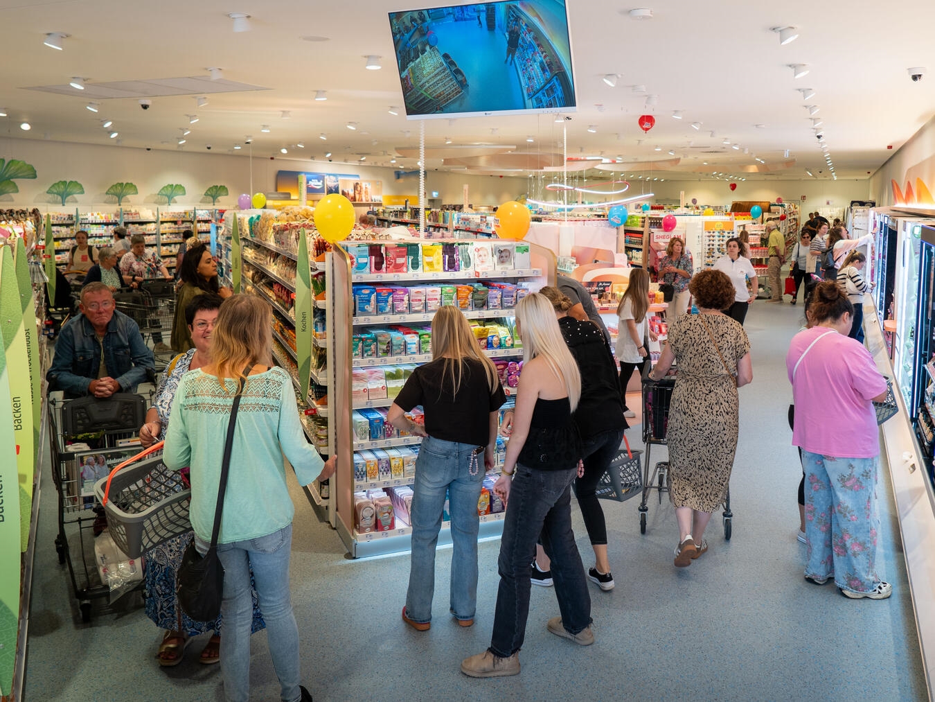 "Moderner dm-Markt in Emmerich, Innenansicht, neue Einrichtung"