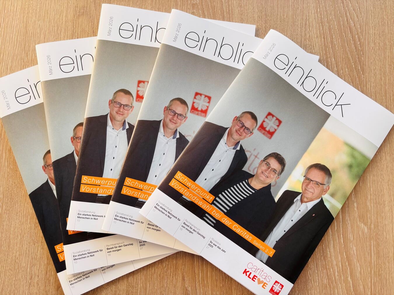 Alt-Tag: "Frisch gedrucktes Magazin 'einblick' der Klever Caritas auf Tisch"
