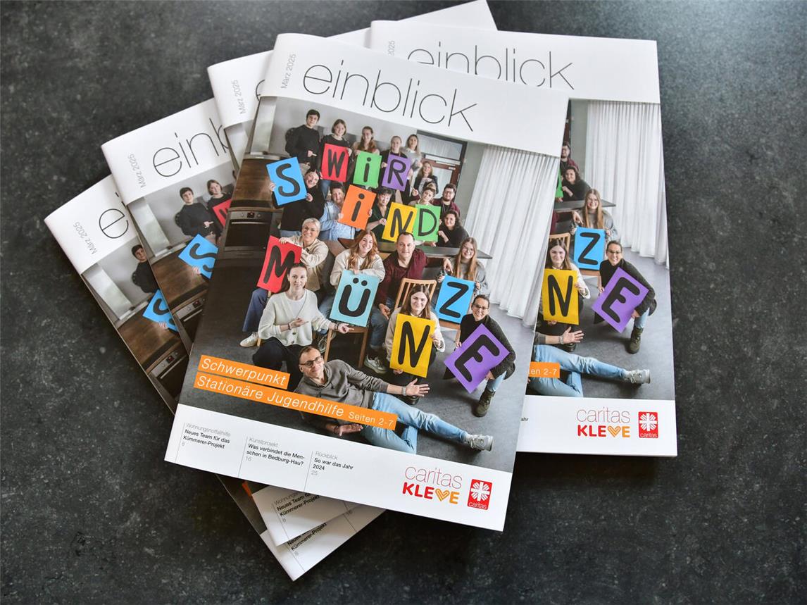 Der neue „einblick“, das Magazin der Klever Caritas, liegt druckfrisch vor. Foto: Caritas