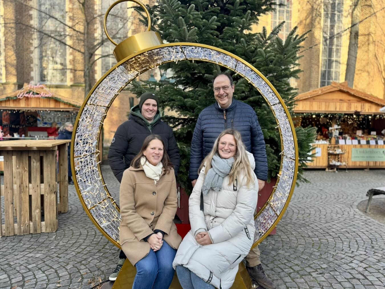 Der neue Fotopoint auf dem Kevelaerer Krippenmarkt begeistert die Besucher. V.l.: Julian Binn, Daniela Cox, Dr. Rainer Killich und Lisa Verhoeven. Foto: Wallfahrtsstadt Kevelaer 
