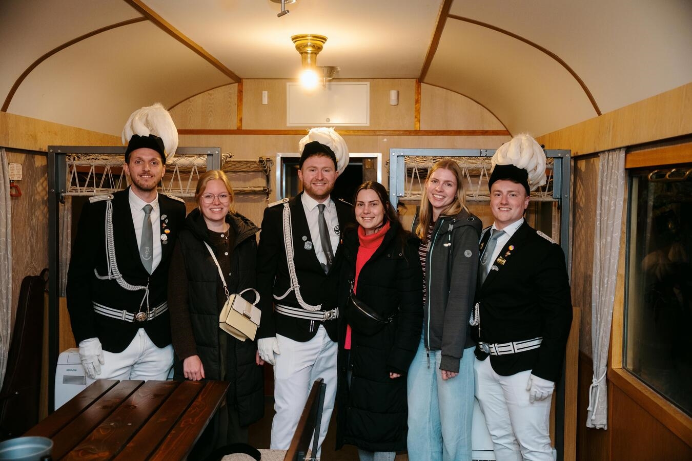 "Der neue Hofstaat der Oermter Bruderschaft mit sechs Mitgliedern in traditioneller Kleidung."