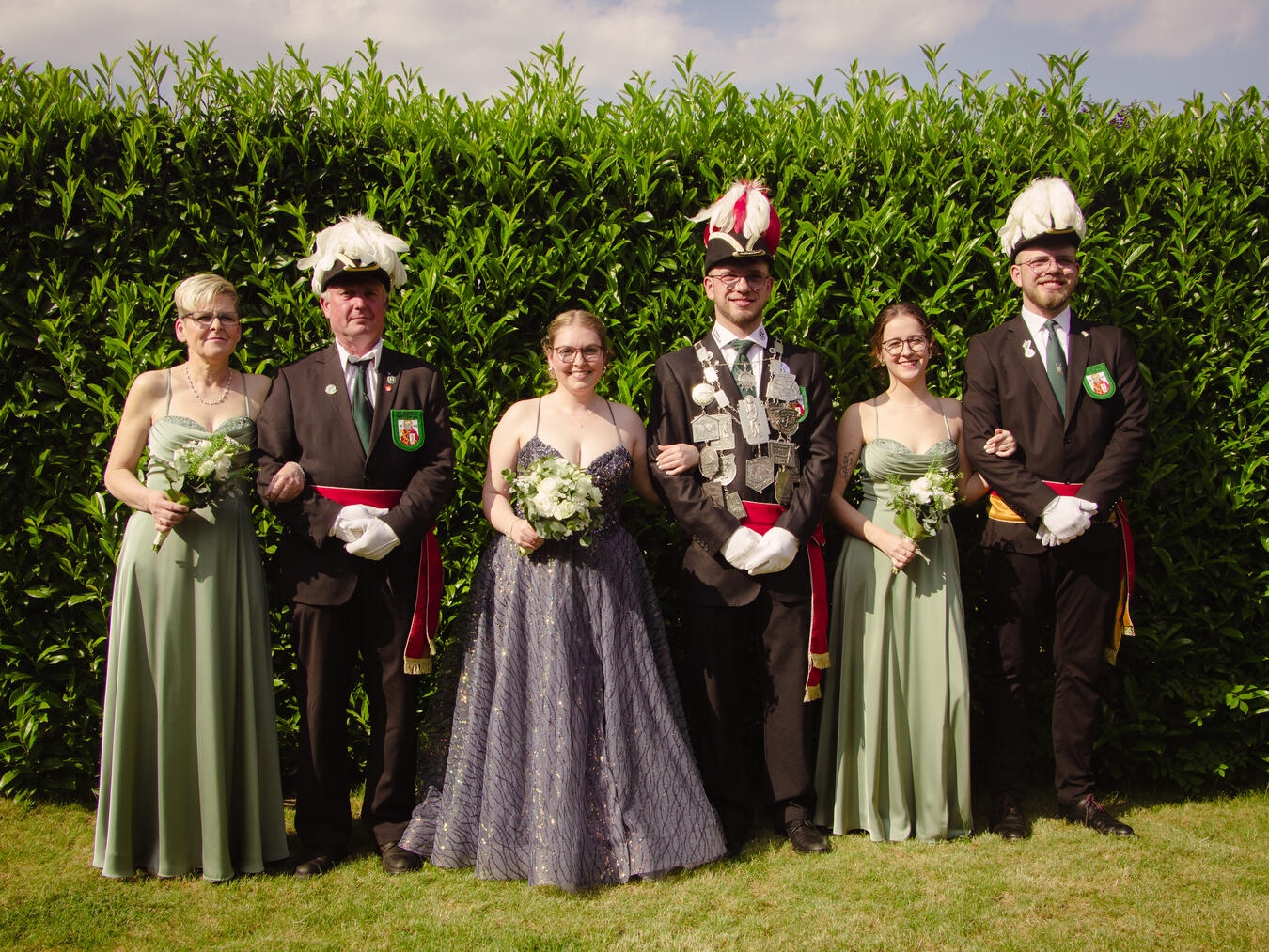 "Hofstaat St. Petrus Bruderschaft Wetten beim Schützenfest: Minister, König und Begleitungen in traditioneller Kleidung"