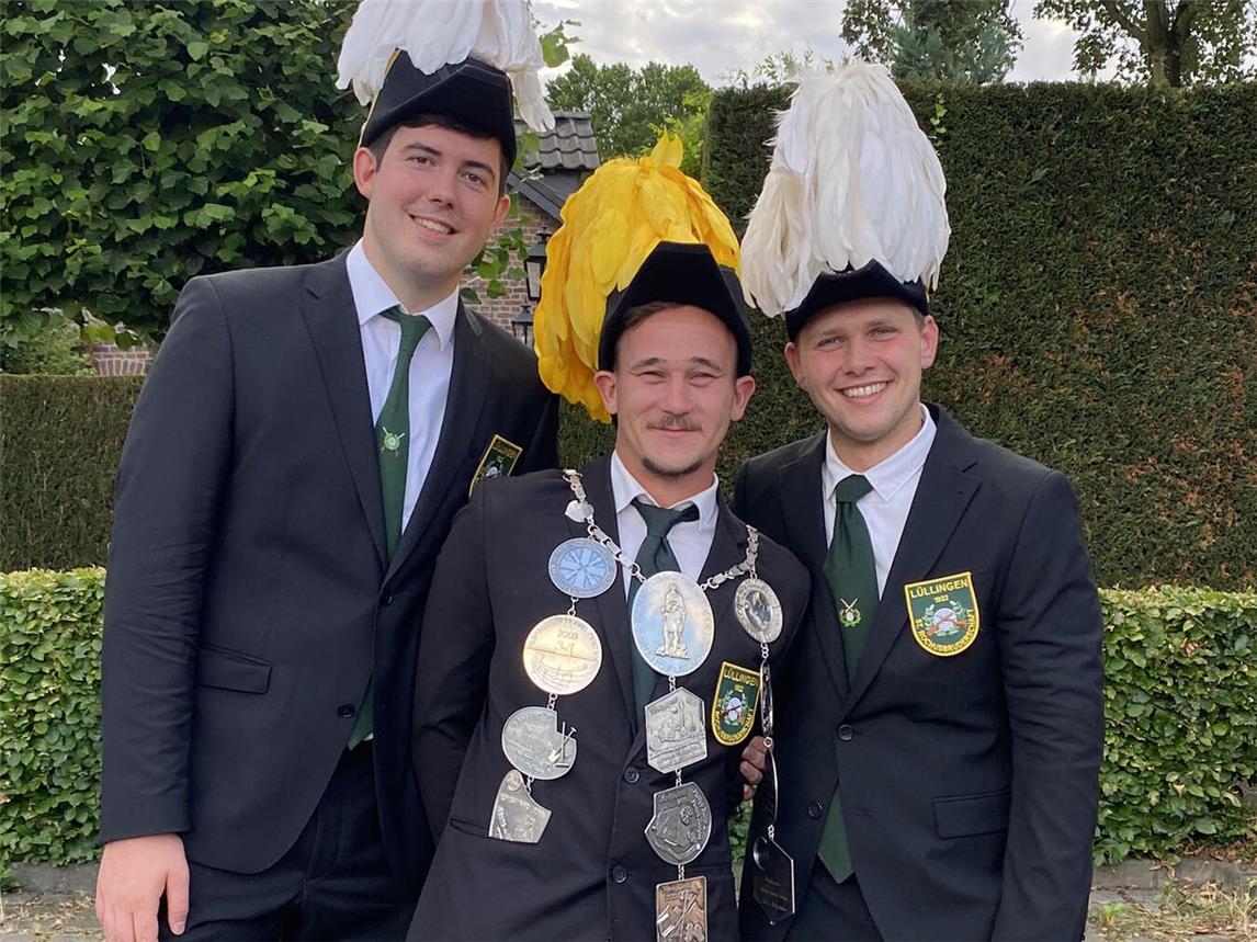 Der neue Hofstaat mit (v.l.n.r.): Arne van Lipzig, König Maik Stammen und Niklas Velling.