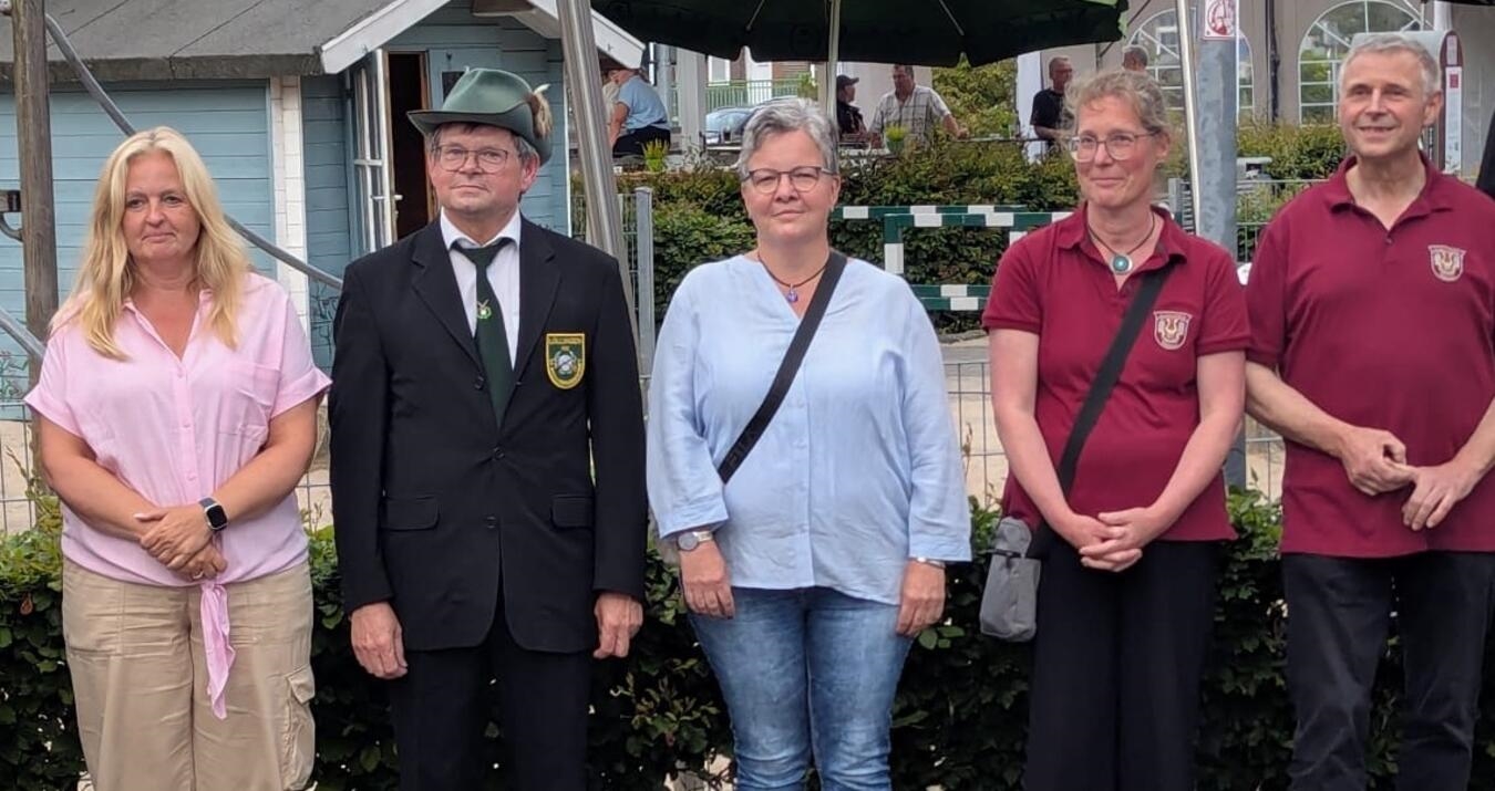 "Gruppenfoto des neuen Hofstaats mit Carmen Holterbosch, Franz Clahsen, Hilke Fischer, Petra Heyer, Clemens Clahsen; Bruderschaftsevent"
