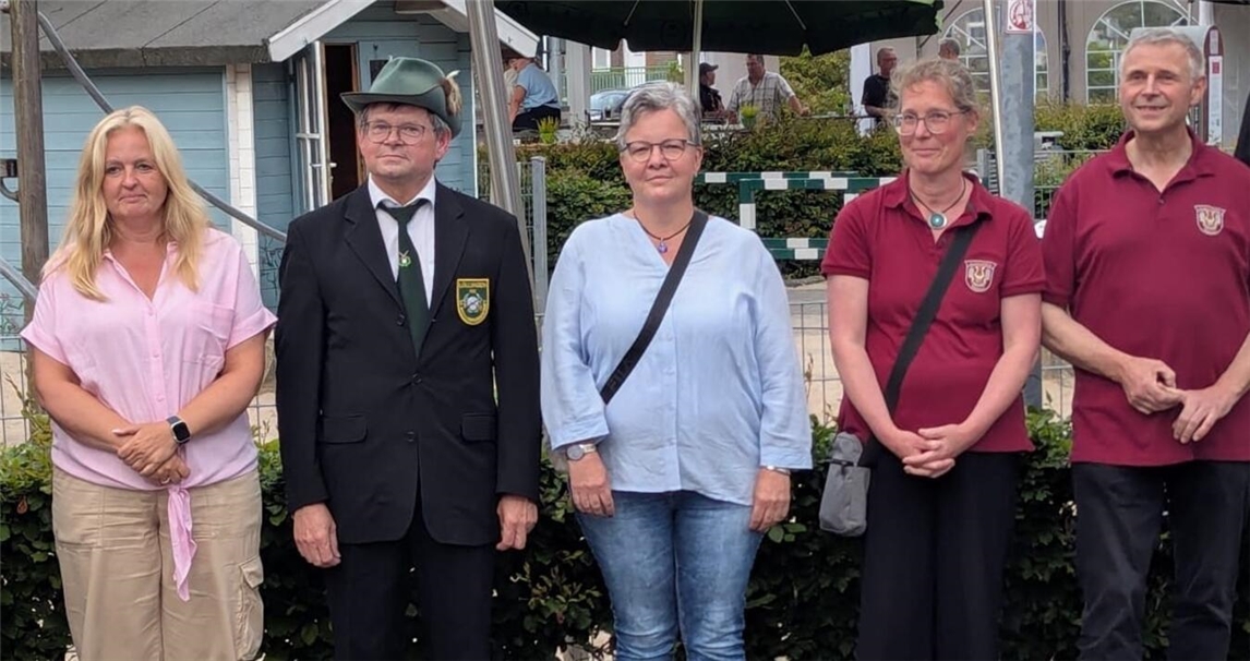 "Gruppenfoto des neuen Hofstaats mit Carmen Holterbosch, Franz Clahsen, Hilke Fischer, Petra Heyer, Clemens Clahsen; Bruderschaftsevent"