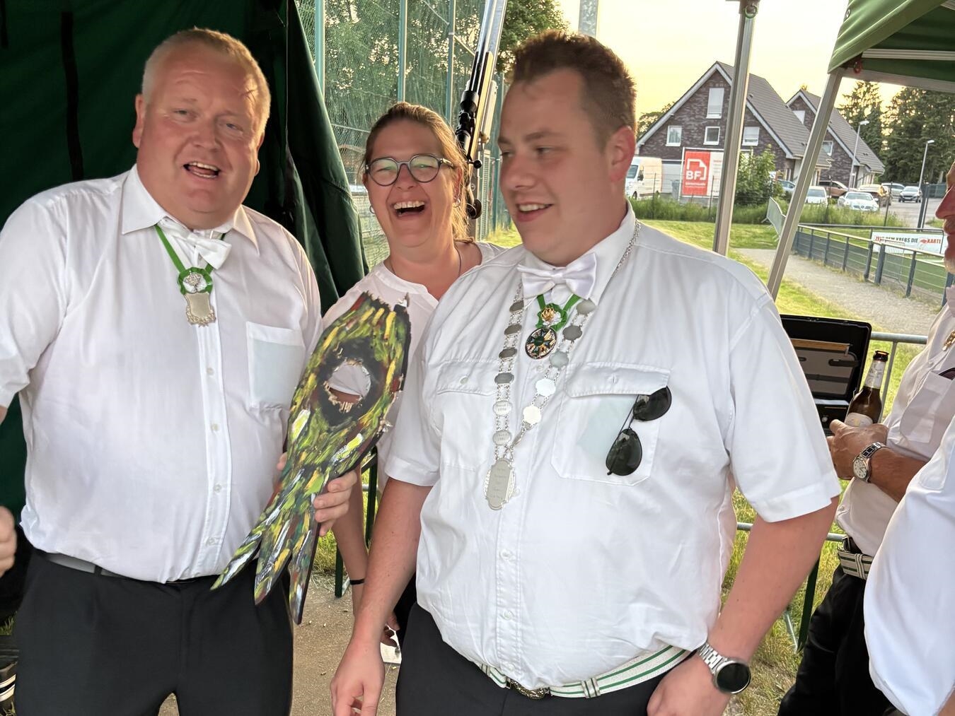 "Kaiser Günther Biermann und Stefan Schoofs mit Schießmeisterin Conny de Jong beim Bürgerschützenverein Hasselt-Qualburg"