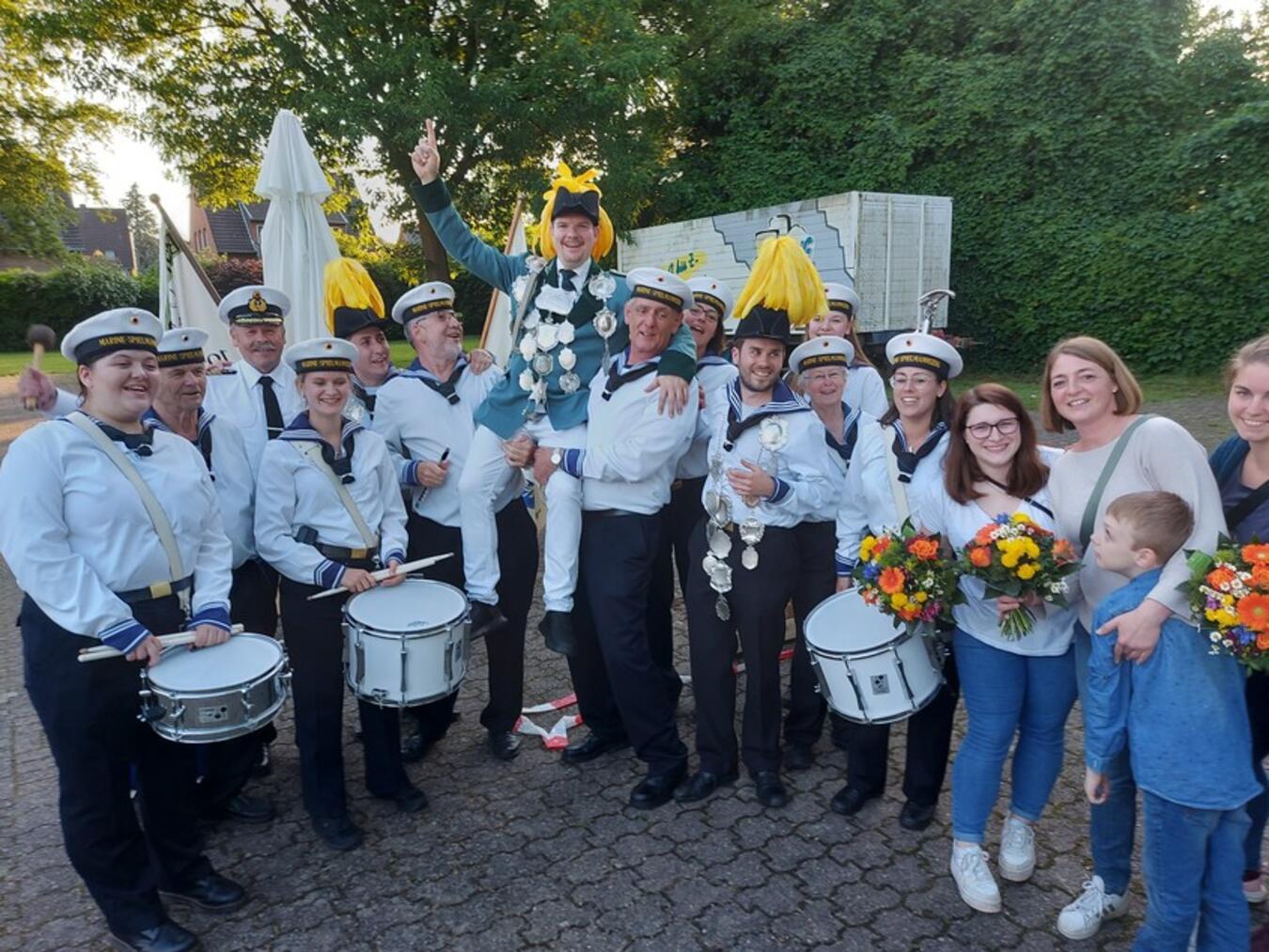 Spannendes Vogelschießen beim BSV Schaephuysen Der neue König Christoph Knothe und sein Hofstaat. Foto: privat