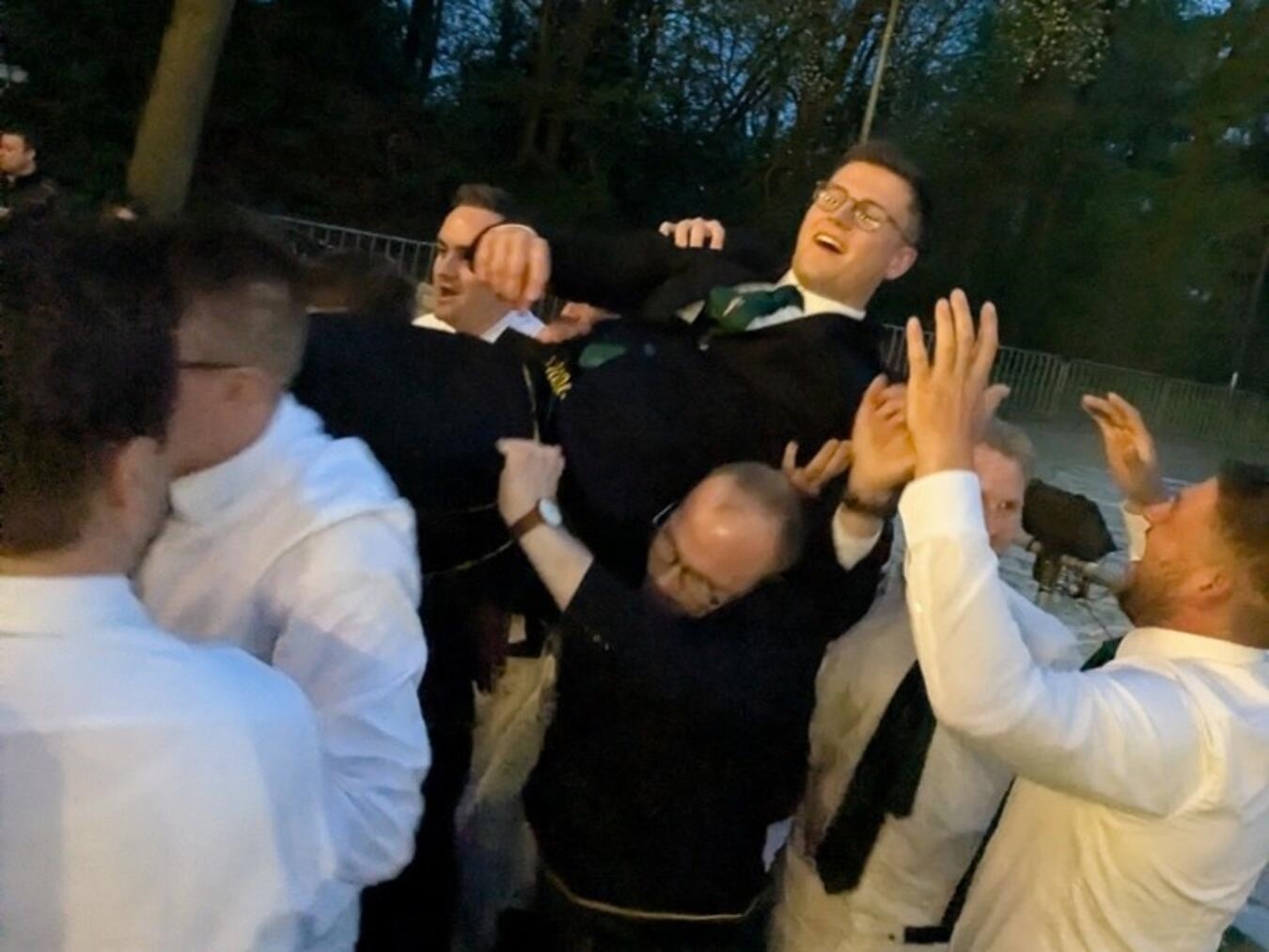 "Michel Stelmaszczuk, König der St. Sebastianusbruderschaft, feiert mit Schützenbrüdern"