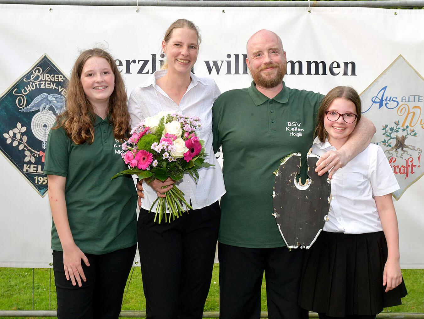 Der neue König des BSV 1952 Kellen, Holger Ketelaer mit Gattin Marie-Kristin, Tochter Michelle (l.) Sophie (r.). NN-Foto: Rüdiger Dehnen