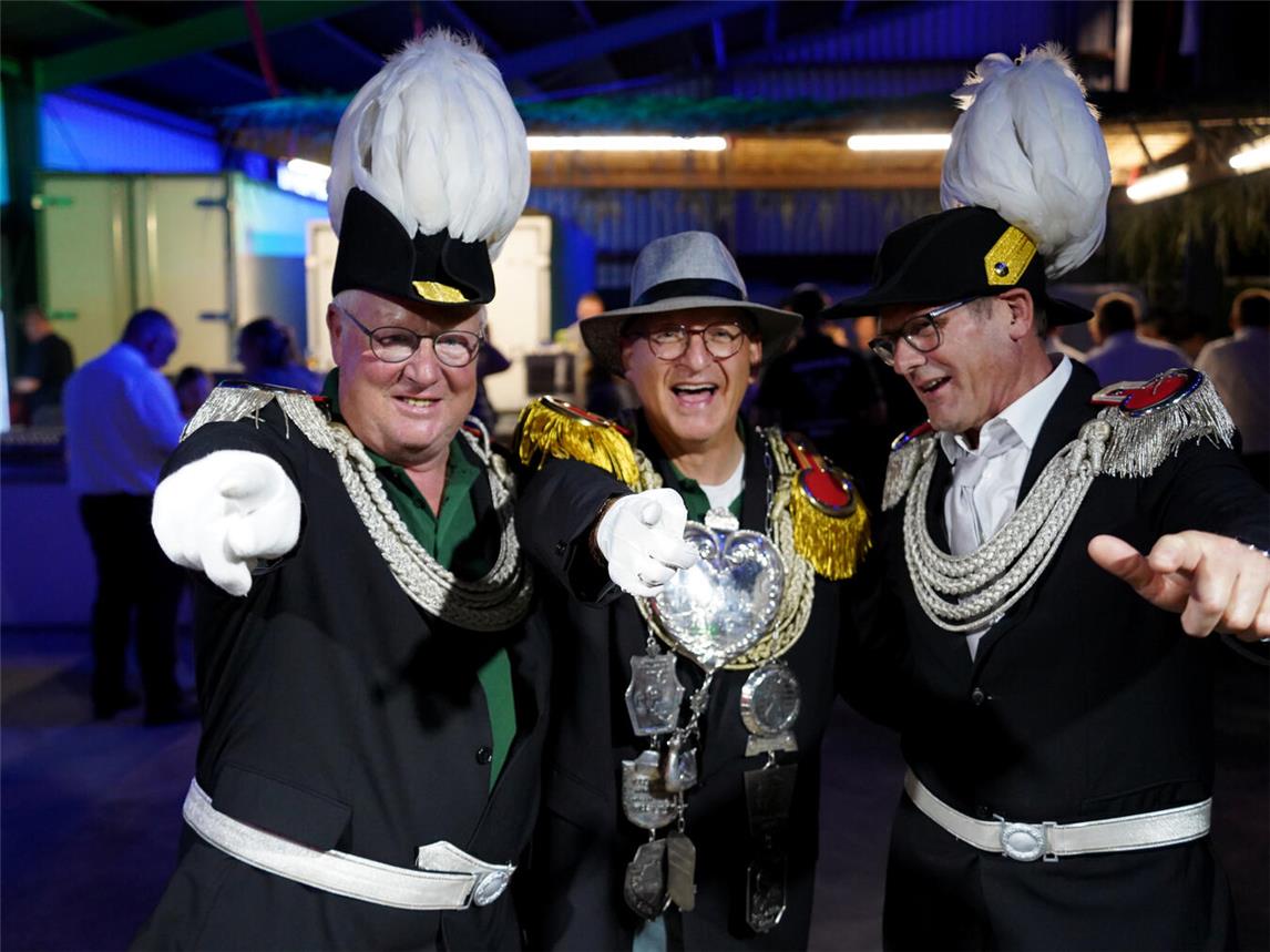 Der neue König Detlef Kleine-Kracht mit seinen Ministern Helmut Gaelings und Ludger Thönes.Foto: Andreas Kamps