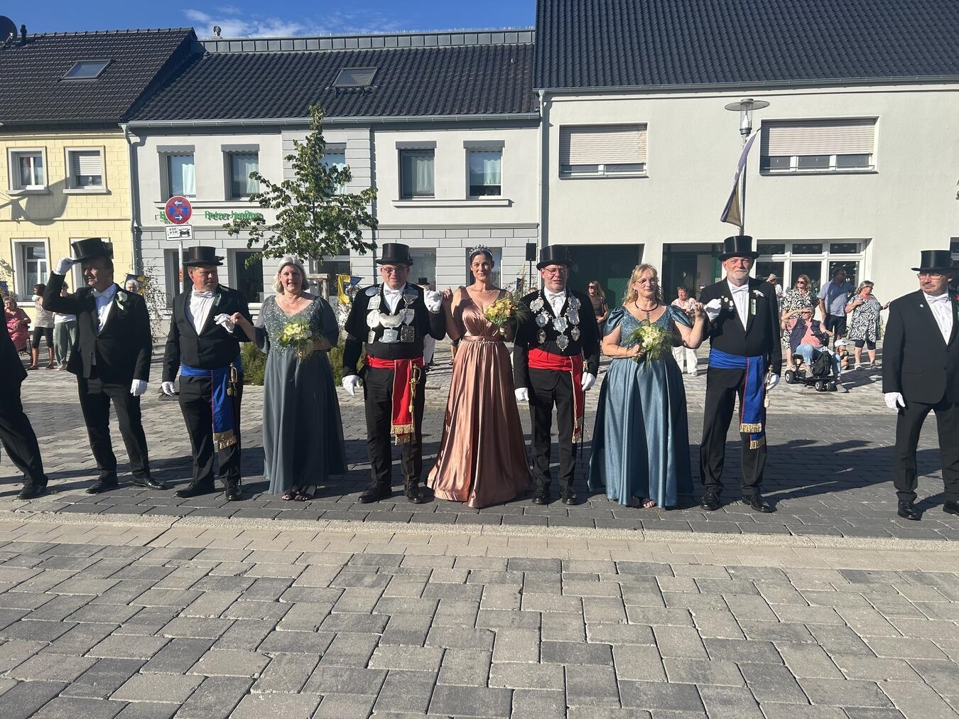 Der neue König Karsten Borgmann bei der Parade. Foto: Schützen