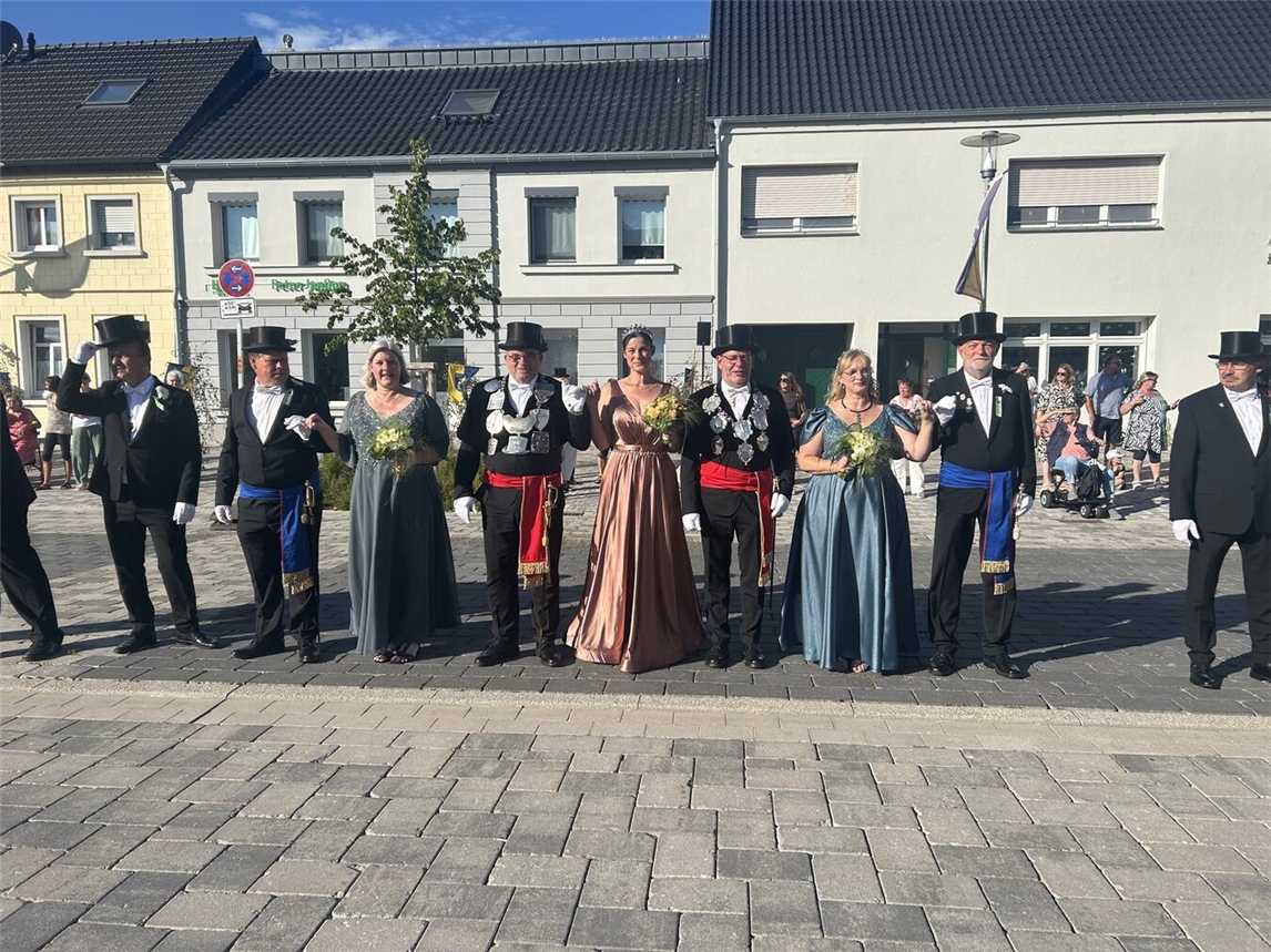 Der neue König Karsten Borgmann bei der Parade. Foto: Schützen