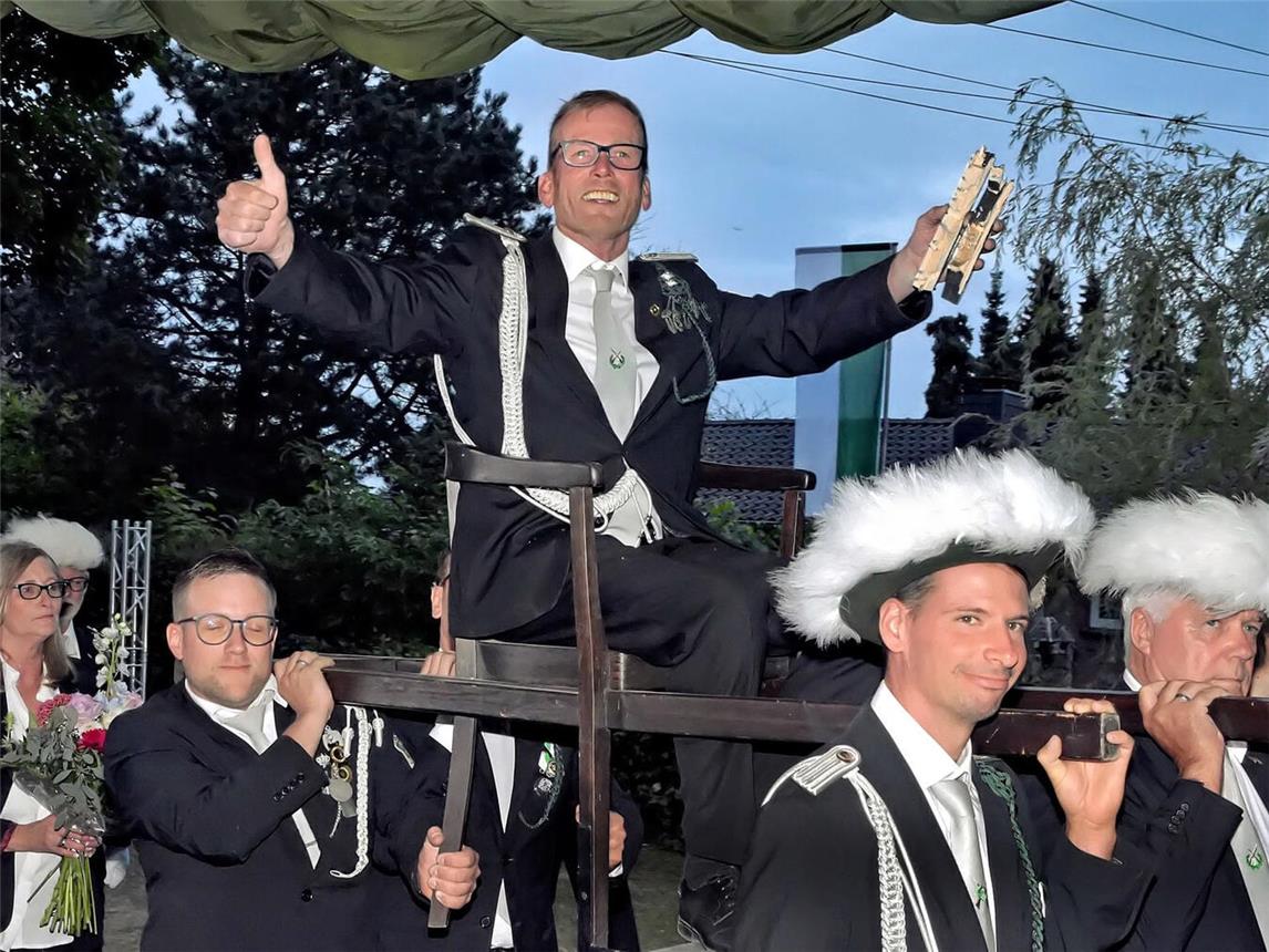 Der neue König von Schottheide:  Roland van Kesteren wird von seinen Schützenbrüdern zwar nicht auf Händern, aber immerhin auf Schultern getragenNN-Foto: Rüdiger Dehnen