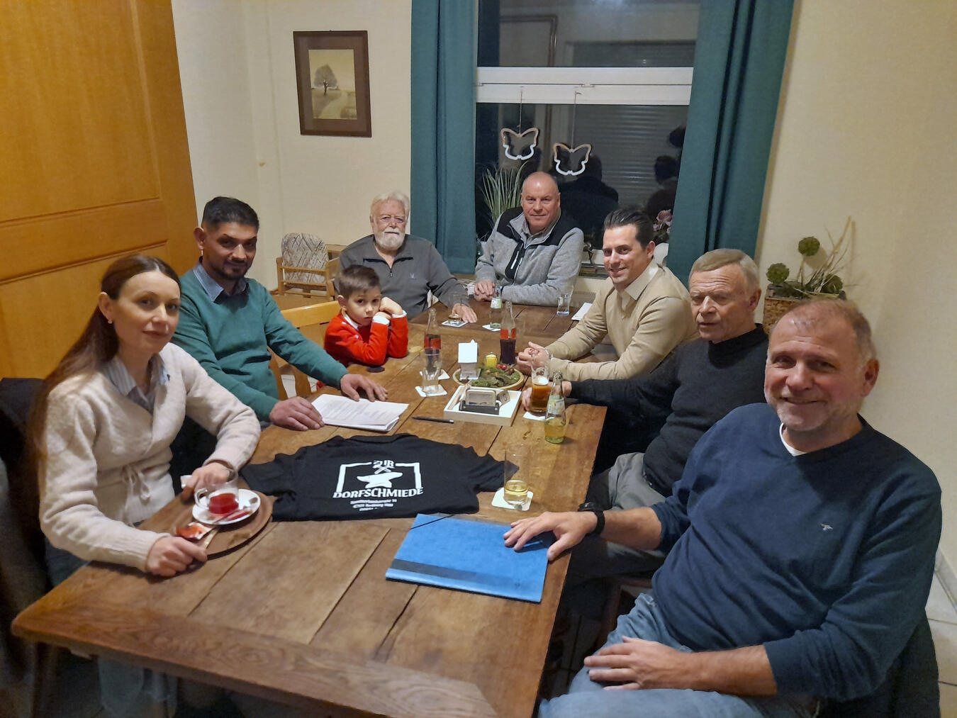 Der neue Pachtvertrag ist unterzeichnet: Der neue Pächter Haxhi Krasniqui (2. v. l.) im Kreise seiner Familie und der Vertreter der Bürgerstiftung Till-Moyland. Foto: Gemeinde Bedburg-Hau