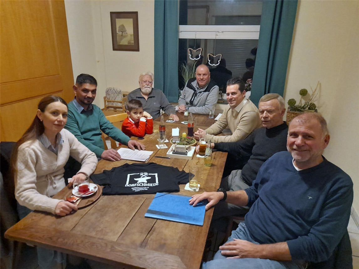 Der neue Pachtvertrag ist unterzeichnet: Der neue Pächter Haxhi Krasniqui (2. v. l.) im Kreise seiner Familie und der Vertreter der Bürgerstiftung Till-Moyland. Foto: Gemeinde Bedburg-Hau