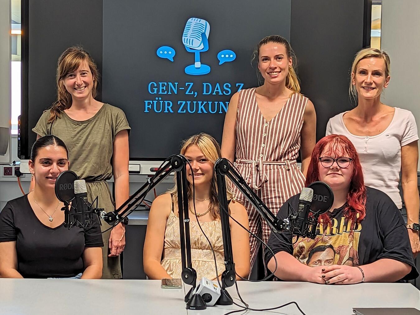 Der neue Podcast für Berufsorientierung wird von ihnen umgesetzt: (hinten v.l.) Kristina Janßen, Ronja Ebeling und Kathrin Jansen; ( vorne v.l) Melissa Toprak, Lara Muellemann und Emma Manten.Foto: J. Kurschatke