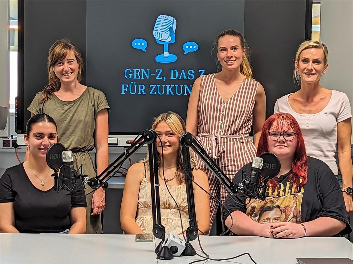 Der neue Podcast für Berufsorientierung wird von ihnen umgesetzt: (hinten v.l.) Kristina Janßen, Ronja Ebeling und Kathrin Jansen; ( vorne v.l) Melissa Toprak, Lara Muellemann und Emma Manten.Foto: J. Kurschatke