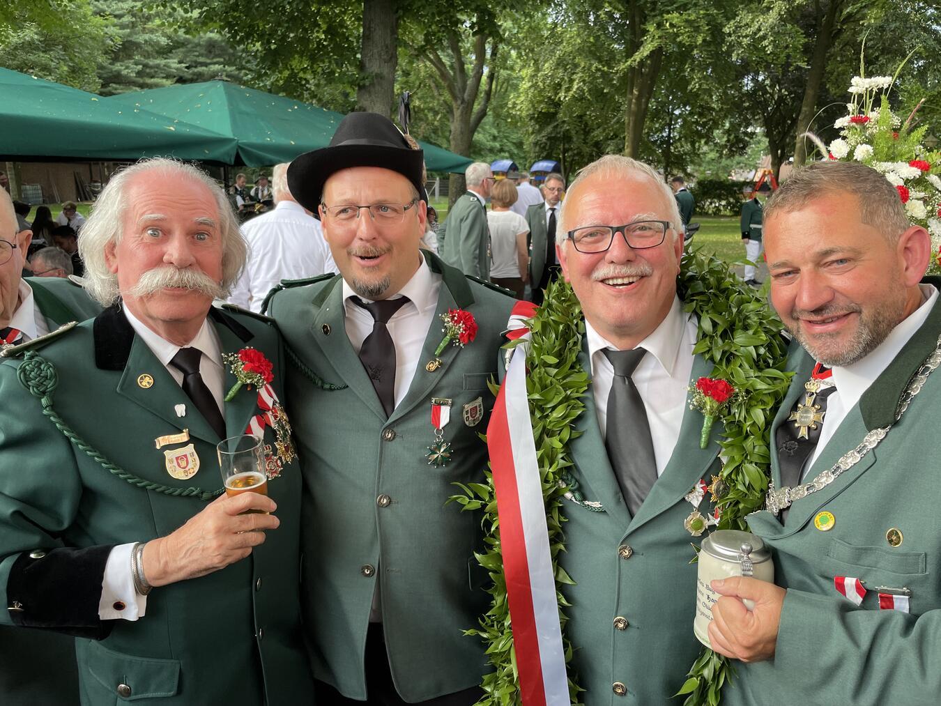 Der neue Regent Reiner Kersten im Kreise der Mitbewerber um die Königswürde der Borussia. Foto: privat