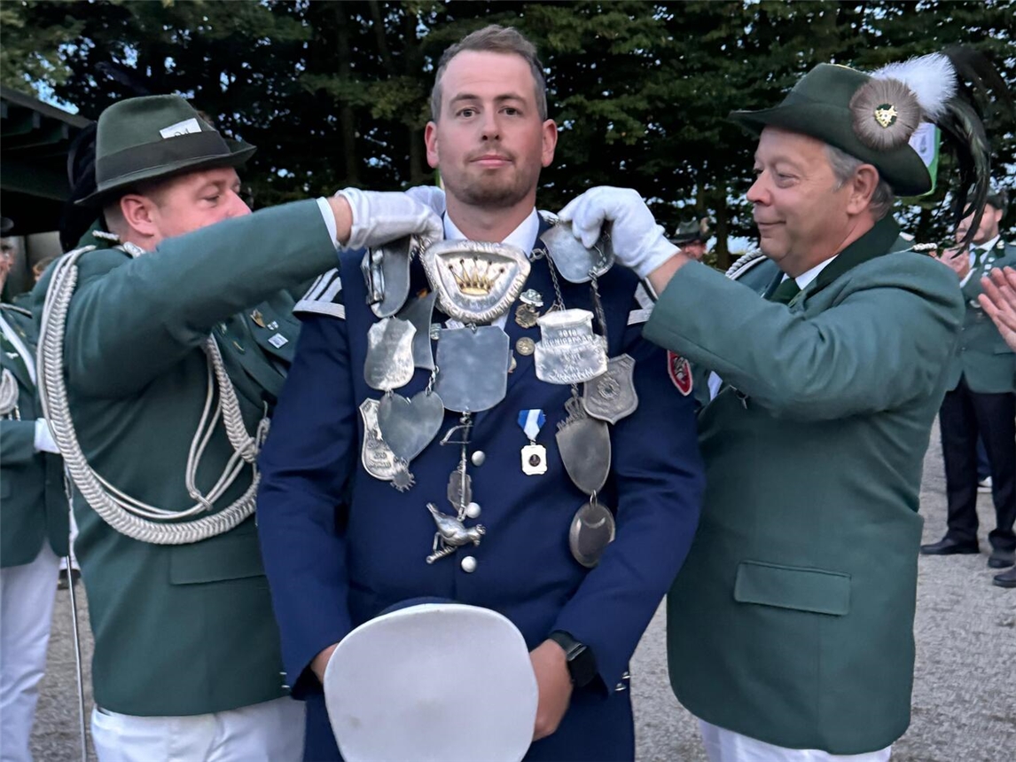 Der neue Schützenkönig Christian Giesen erhält das Königssilber. Foto: Schützen