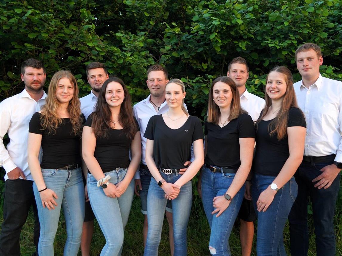 Der neue Schützenkönig Kevin van Beeck mit der Königin Maya Heide (M.) und den Ministern und Hofdamen Pascal Druyen und Emely Geubbels, Marvin Waerdt und Laura Wilmsen, Tobias Jakobs und Verena Jentjens, Max Waerdt und Mira Wienhofen (v.l.n.r.).Foto: privat