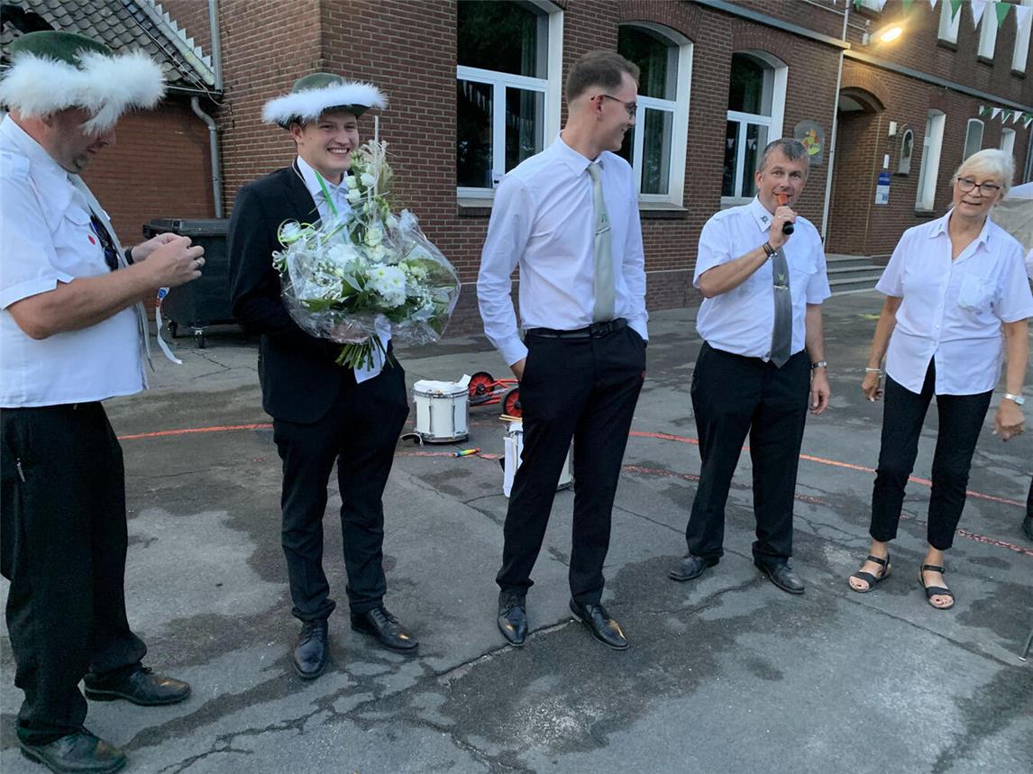 Der neue Schützenkönig Lukas Winkelhofer mit seinem Vorgänger Maximilian Peters, Mitstreiter Markus Henkel und Vorstandsmitgliedern. Foto: privat