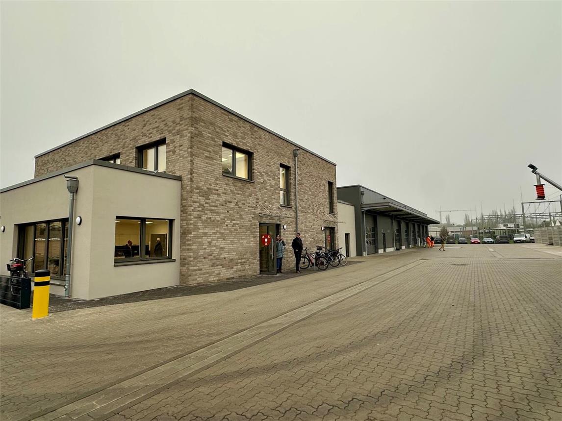 Der neue städtische Bau- und Betriebshof verbindet das Sozialgebäude mit einer Halle. NN-Fotos (3): SP