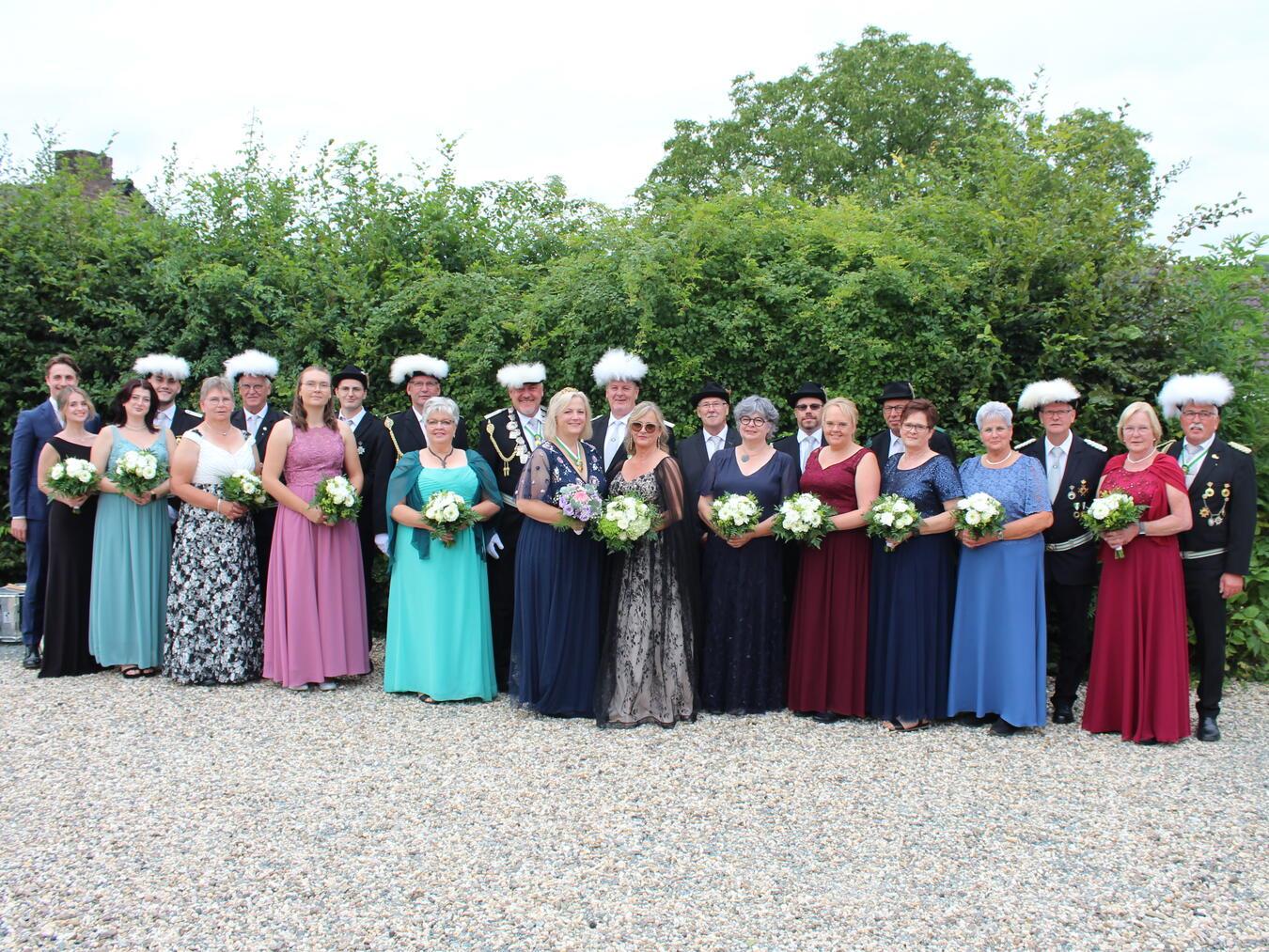 Der neue Thron der Düffelwarder Schützen um Königin Ute II. mit Prinzgemahl Jörg II. Foto: privat