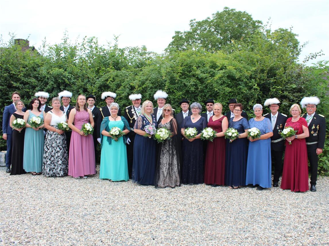 Der neue Thron der Düffelwarder Schützen um Königin Ute II. mit Prinzgemahl Jörg II. Foto: privat