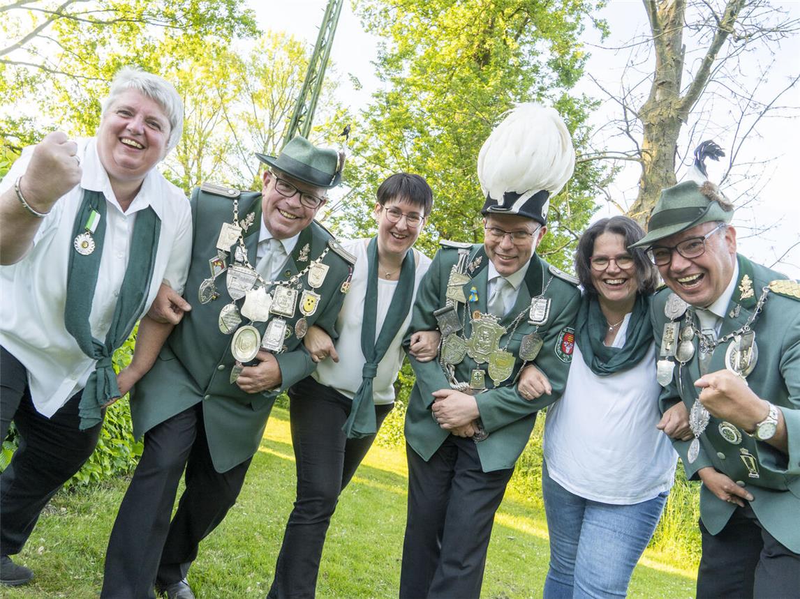 Der neue Thron in Winnekendonk: (v.l.) Sylvia und Gerd Eyckmann, das Königspaar Anke und Alfred Scholz sowie Marion und Markus Schink. NN-Foto: Gerhard Seybert