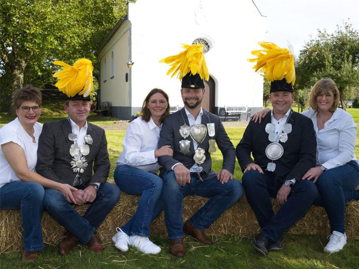 Der neue Thron mit dem Königspaar Thomas und Nicole Dammertz und den Ministerpaaren Bernhard und Nina Linßen sowie Georg Peschers und Vera Peschers-Sonderkamp. Foto: privat 
