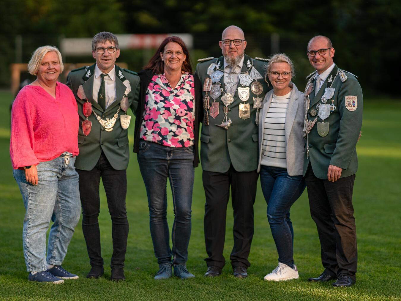 Der neue Thron mit dem Ministerpaar Katja und Peter van Betteray, dem Königspaar Jessica und Lars Röttges und dem Ministerpaar Silvia und Ludger Heußen (v.l.). Fotos: Miriam Steinfeld
