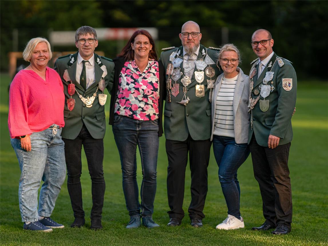 Der neue Thron mit dem Ministerpaar Katja und Peter van Betteray, dem Königspaar Jessica und Lars Röttges und dem Ministerpaar Silvia und Ludger Heußen (v.l.). Fotos: Miriam Steinfeld
