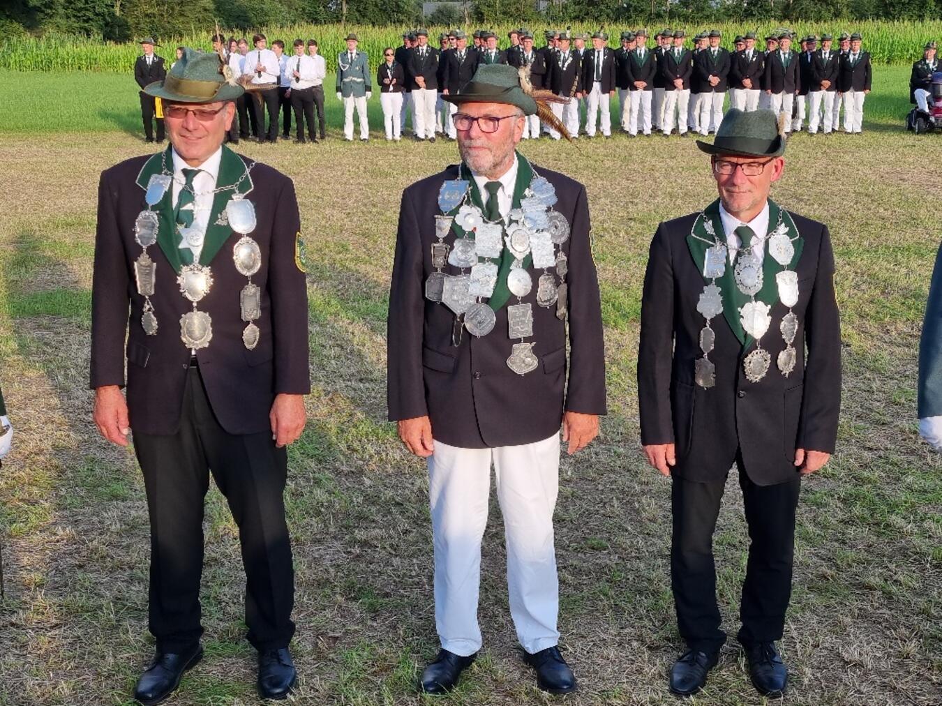 Der neue Thron mit König Heiner Janßen und seinen Ministern Norbert Kempkens (l.)und Andreas Willems (r.).Foto: privat