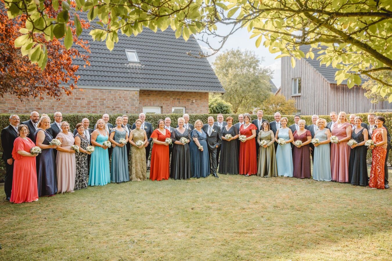 Der neue Thron: Natalie und Mark van Afferden, Julia und Jan Kammann, Andrea Klems-Kretschmer und Andreas Klems, Richarda und Gerd Scholten, Tanja und Thomas Neinhuis, Birgit und Franz-Josef Welles, Anne Hertz und Ralf Möllers, Silke und Marcel Bradtke, Yvonne und Stephan Meisters, das Königspaar Anja und Carsten Kiesewetter, Sonja Senger und Carsten Naß, Sandra Kösters und Christian van den Loo, Inga und Alexander Kannenberg, Birgitta und Raffael Hell, Sandra und Marcus Dahmen, Beate und Erhard Hetzel, Katrin Sahm und Patrick van den Boom, Jasmin Skibbe und Björn Gefers sowie Martina und Jens Hoffmann Foto: St. Lambertus Schützenbruderschaft 1455 Appeldorn