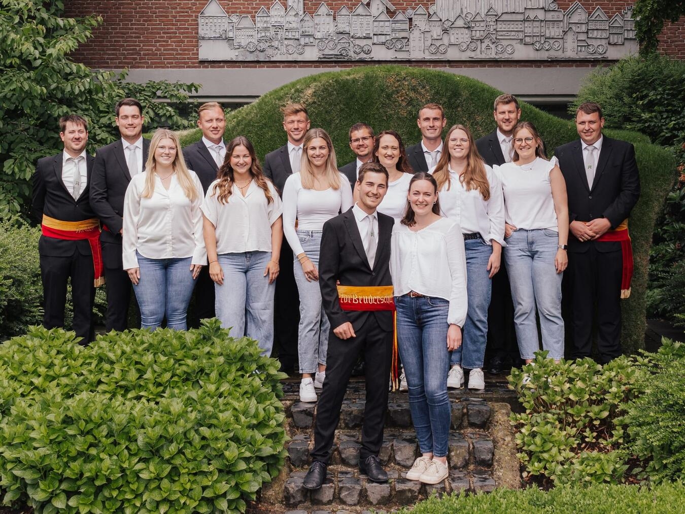 König Andreas und Königin Katharina mit Gefolge bei Krönungsfeier, inklusive Präsident und Minister. Foto: privat