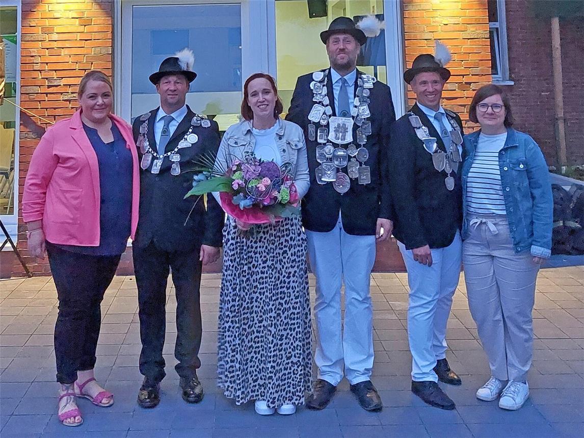 Der neue Thron (v. l.): Das Ministerpaar Daniela Lahia und Josef van Doornick, das Königspaar Sandra und Marco Ketelaars sowie das Ministerpaar Peter und Anne Verhaag. Foto: privat