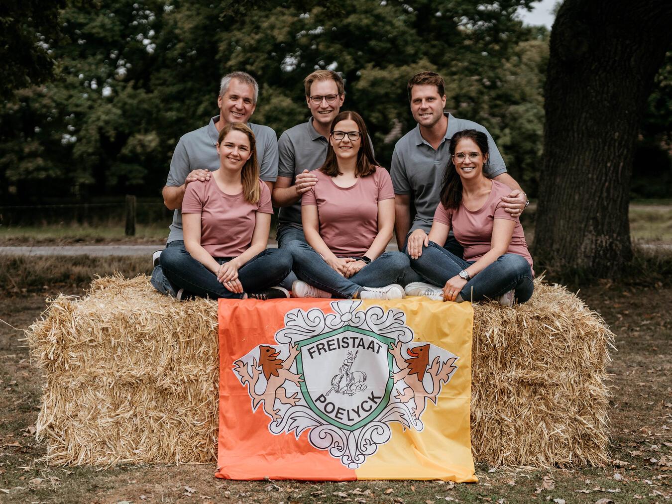 Der neue Thron: (v.l.) Minister Michael Dercks, Hofdame Andrea Dercks, König Florian Elspaß, Königin Natascha Elspaß, Minister Tobias Leurs, Hofdame Franka Leurs. Foto: Bruderschaft