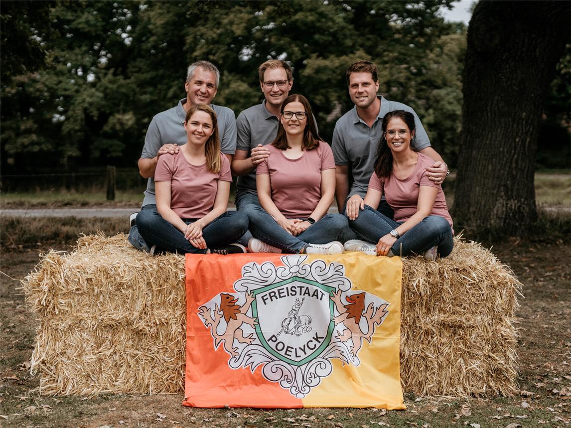 Der neue Thron: (v.l.) Minister Michael Dercks, Hofdame Andrea Dercks, König Florian Elspaß, Königin Natascha Elspaß, Minister Tobias Leurs, Hofdame Franka Leurs. Foto: Bruderschaft