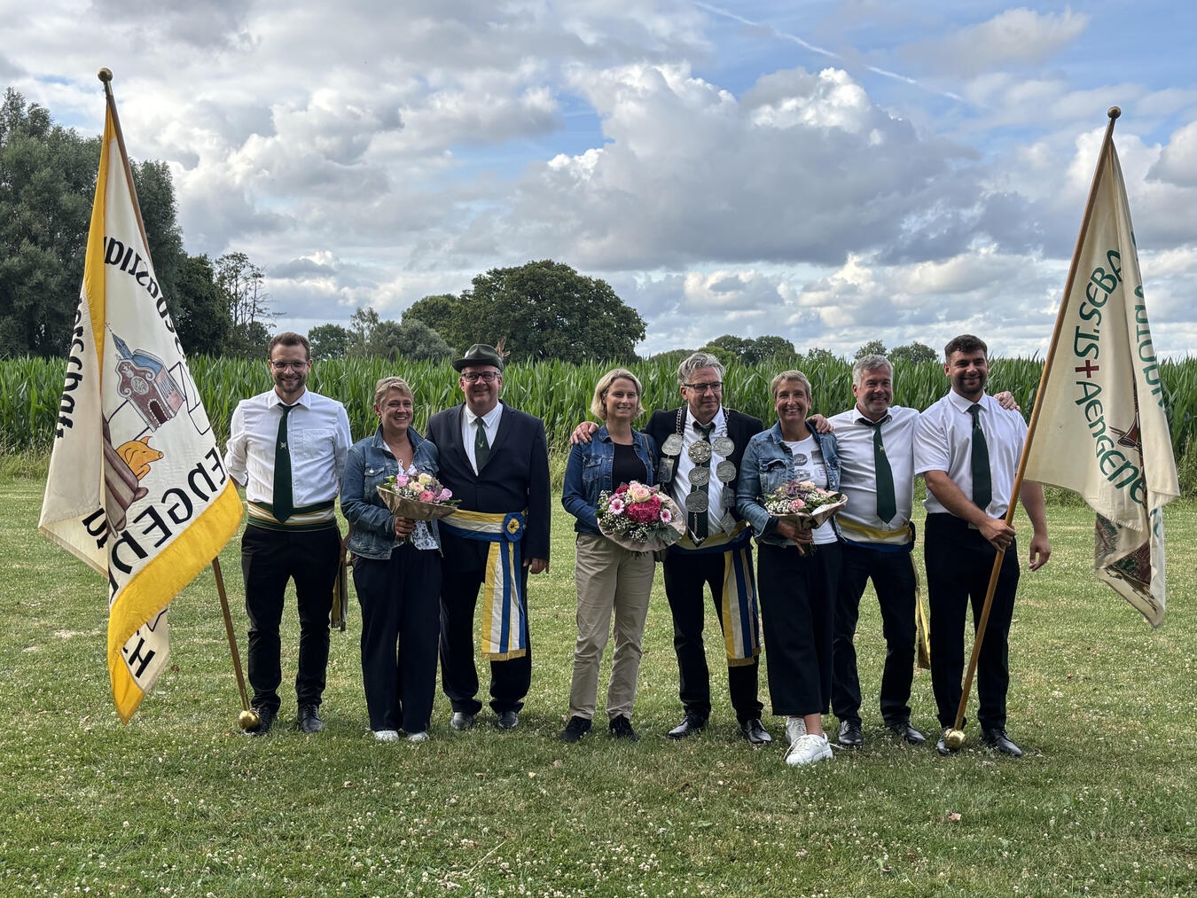 Thronbesteigung: König Stefan Molderings mit Gefolge, Schützenfest 2023, Gruppenfoto im Freien. Foto von Nicole Daams.