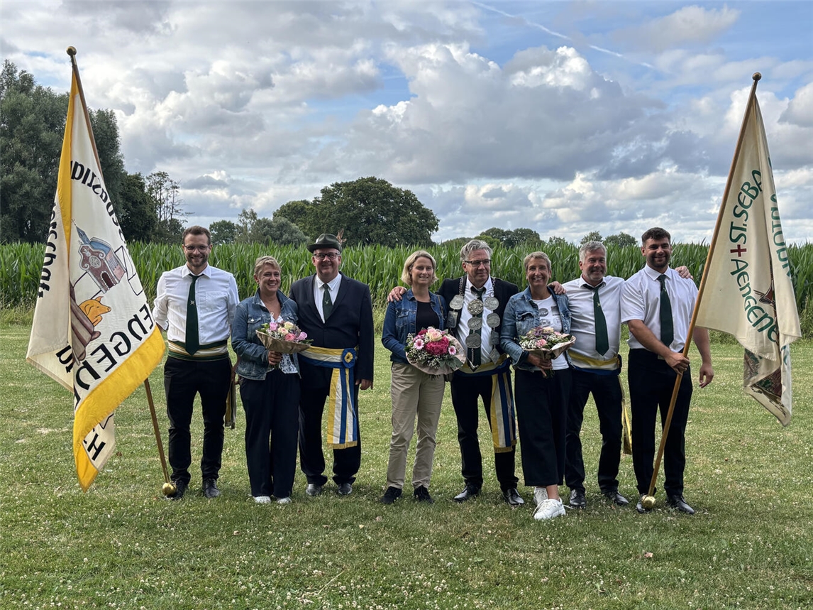 Thronbesteigung: König Stefan Molderings mit Gefolge, Schützenfest 2023, Gruppenfoto im Freien. Foto von Nicole Daams.