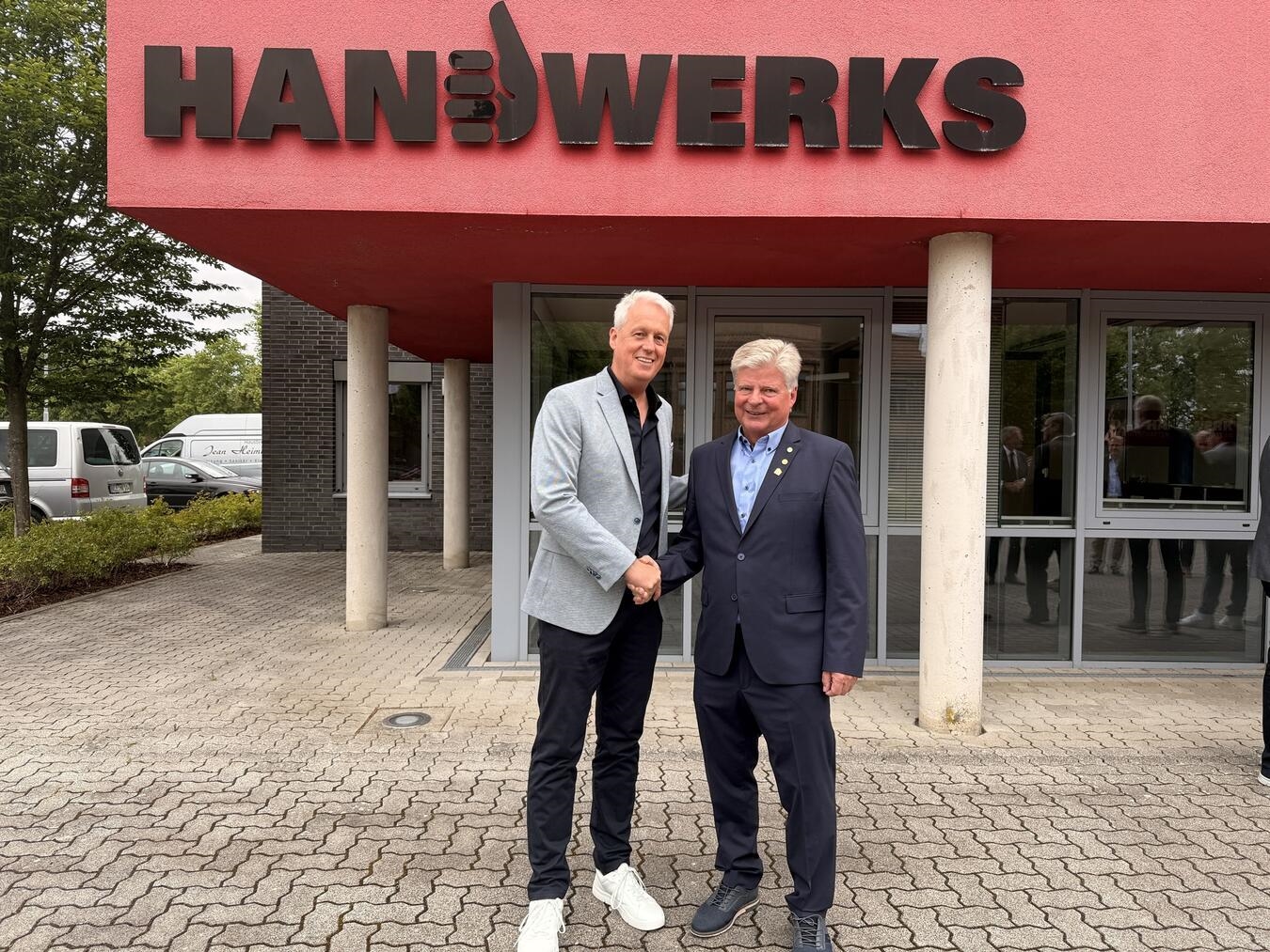 „Wir möchten für alle Betriebe da sein“ Heinz Goumans überreicht Michael Janßen die Ehrenobermeisterurkunde der SHK-Innung Kreis Kleve, Handwerkskammer Düsseldorf.