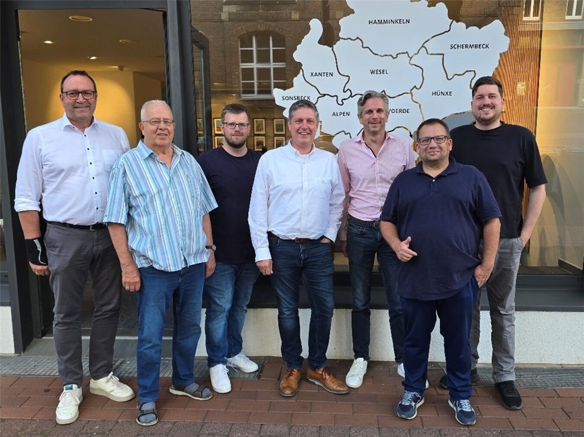 "Neuer CDA-Vorstand Kreis Wesel bei erster Sitzung: Berger, Knipping, Spettmann, Nabbefeld, van Beek, Koch, Taubach."