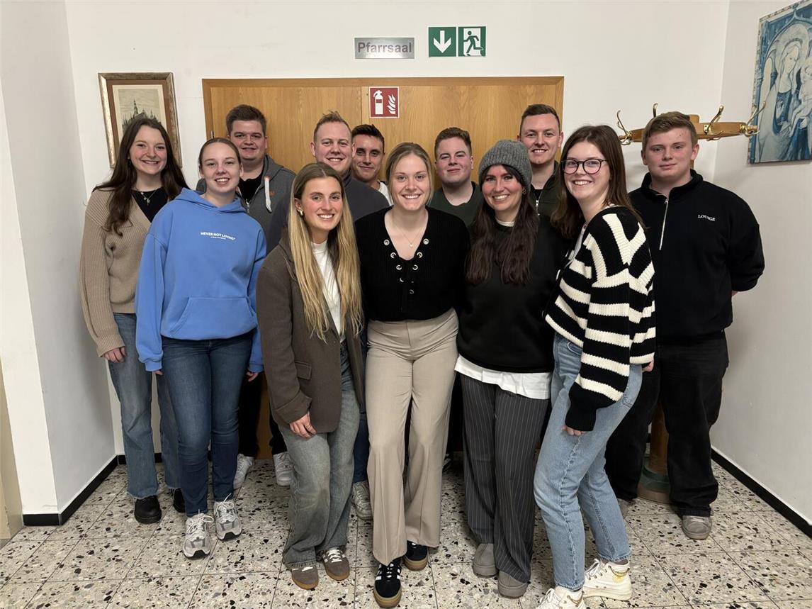 Der neue Vorstand der Katholischen Landjugendbewegung Weeze. Vorne v.l.: Mia Janssen, Johannes Engbroks, Mariekje Coopmanns, Leonie van Husen, Tabea Schnell, Luisa van Haaren. Hinten, v.l.: Leonie Verhoeven, Noah Anhut, Milan Bause, Valerius Laemers, Marvin Bause, Julian Kohlmann. Foto: privat
