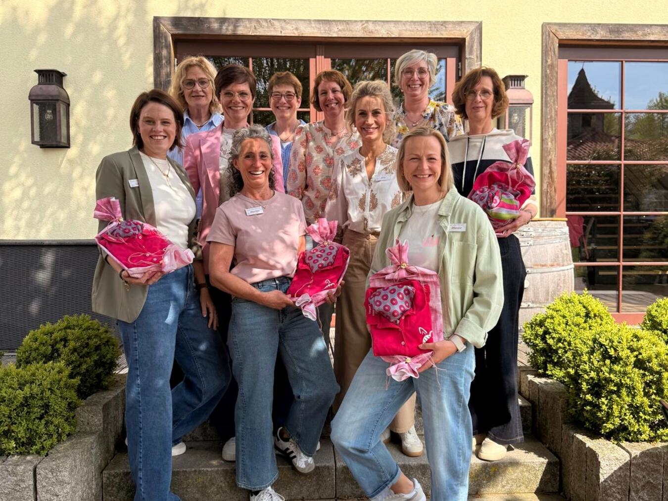 "Der neue Vorstand der Labbecker Landfrauen, Gruppenfoto, Frauen in traditioneller Kleidung, Landwirtschaftsverein"