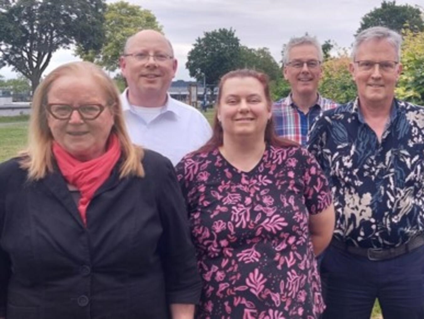 "Neuer Vorstand der Städtischen Singgemeinde mit Dirigent und Chorleiter Stefan Burs im Gruppenfoto."