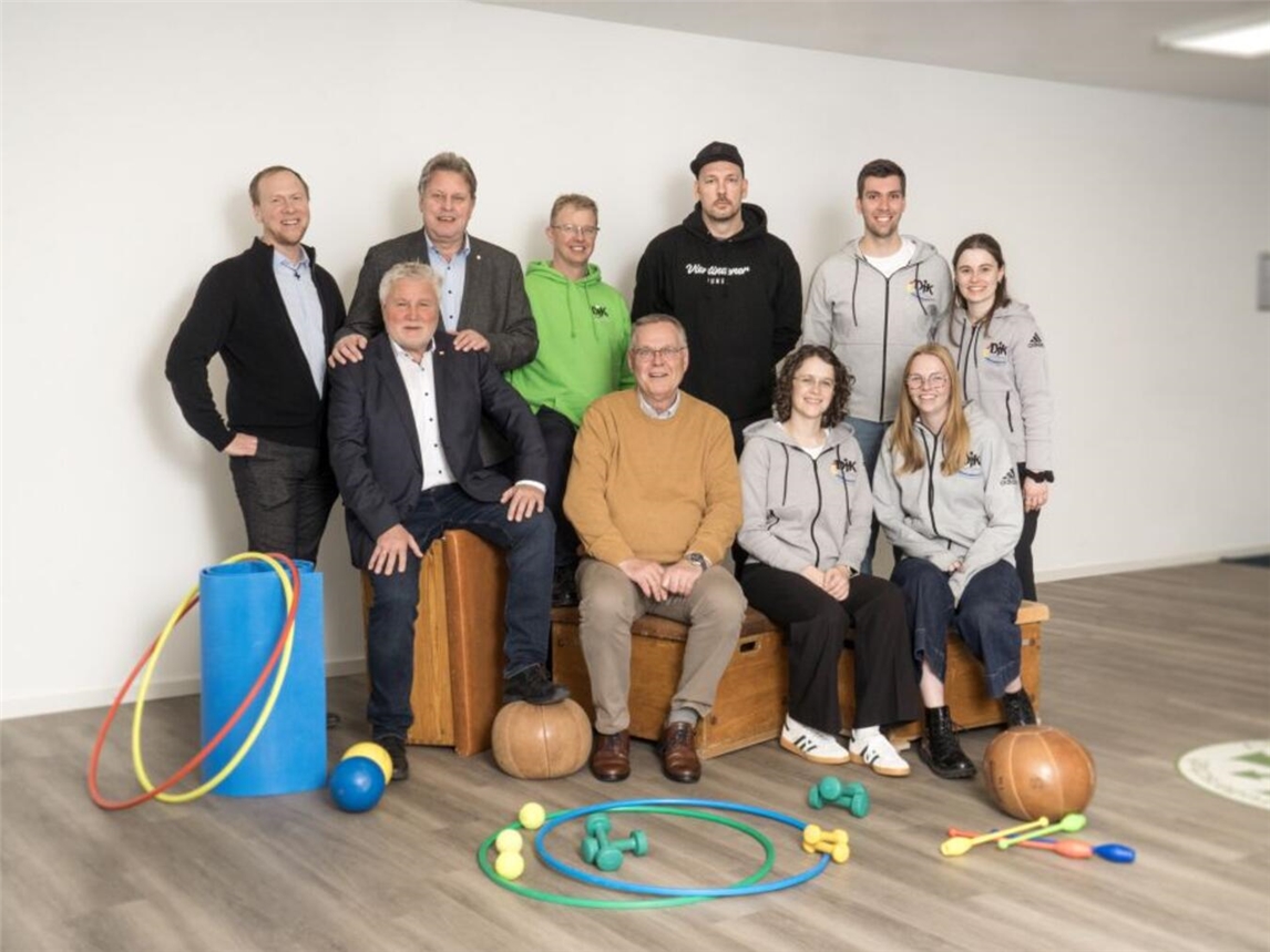 Der neue Vorstand des DJK-Sportverbandes Diözesanverband Münster: (hintere Reihe, stehend v. l.) Geistlicher Beirat Marcus Porsche, Beisitzer Helmut Vehreschild, 2. stellvertretender Vorsitzender Thomas Bartelt, Beisitzer Christian Landers und Jannik Friehage, Sportjugendleiterin Maren Huesmann; (vordere Reihe, sitzend, v. l.) 1.stellvertretender Vorsitzender Franz-Josef Kalmer, Vorsitzender Wolfgang Tettenborn,stellvertretende Sportjugendleiterinnen Alexandra Kemker und Nele Lammersmann. Foto: SKDynamik/Klümper