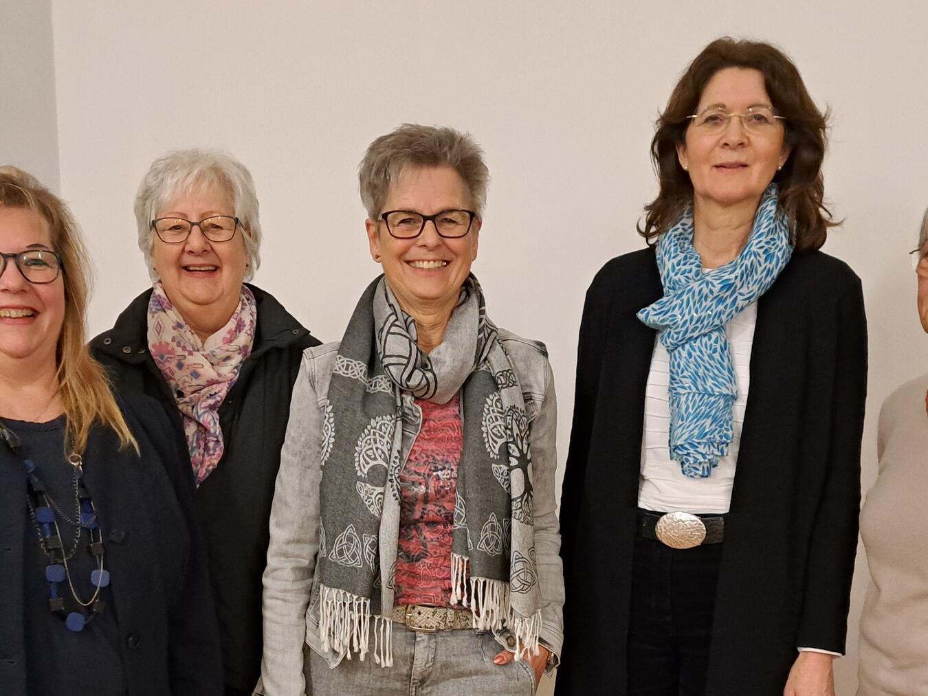 Der neue Vorstand des Frauenchors „pro musica“ 1989 Uedem (v. l.): Kirsten van den Heuvel (Pressesprecherin) Ursula Mai (Schriftführerin), Evelyn Bebensee (Vorsitzende), Karin Brauer (Kassiererin) und Birgitta Kazmirek (Notenwartin). Foto: privat